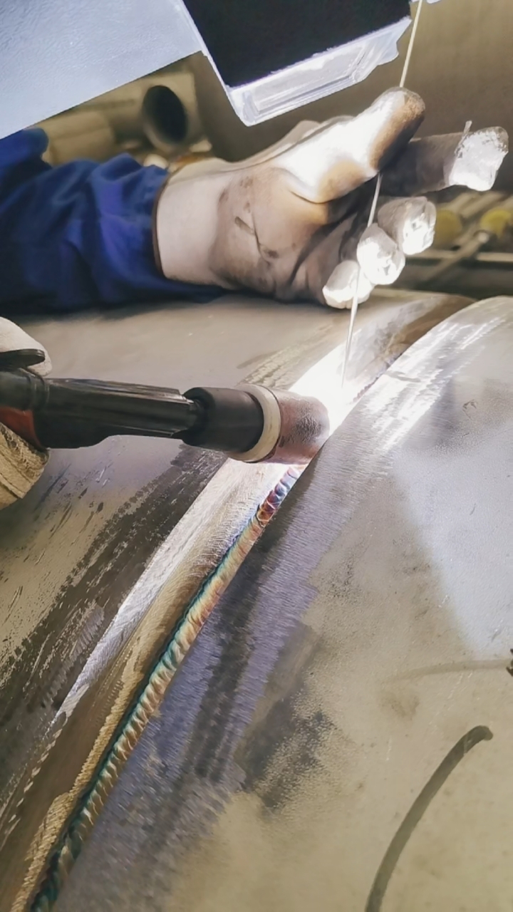 寻找最牛手艺人#不锈钢大型管道焊接,师傅技术过硬,你觉得可以吗?