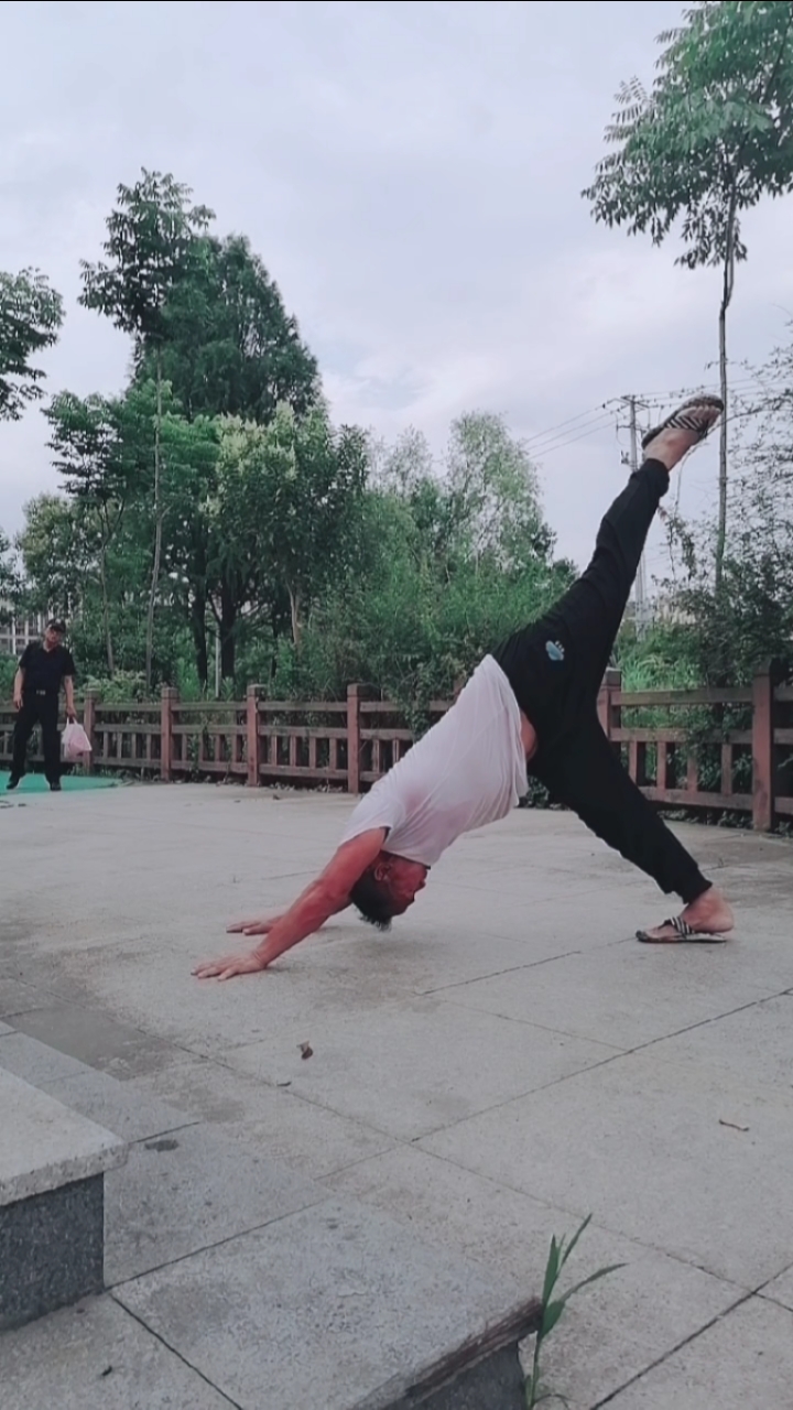 健身宁教练传递健身正能量#单腿下犬式