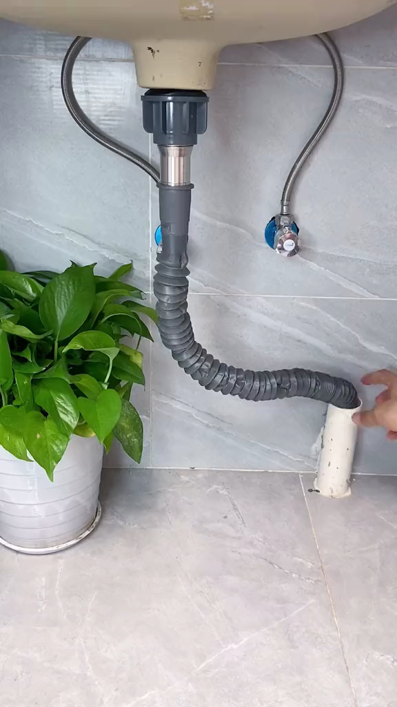 家里下水管总是返莫名的臭味,还老往外溢水,换上这款下水管后,就再也