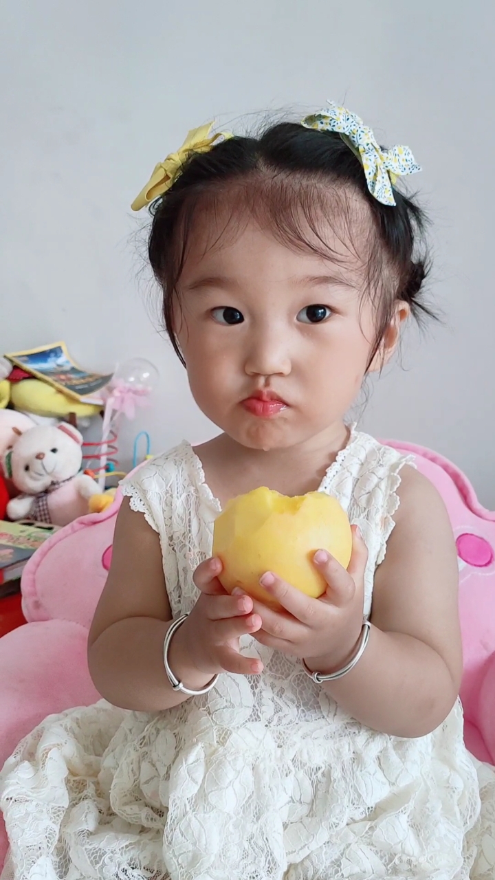 家有萌宝#爱吃桃子