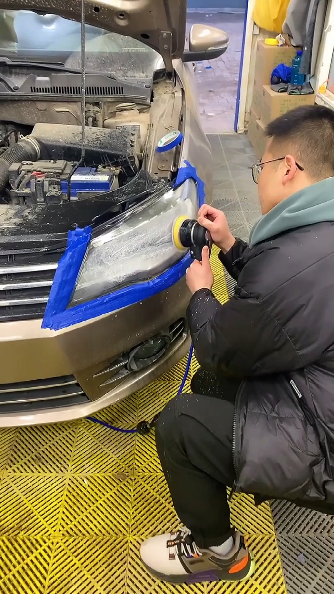 汽车那些事没想到吧汽车大灯居然也可以抛光而且抛光后更亮了