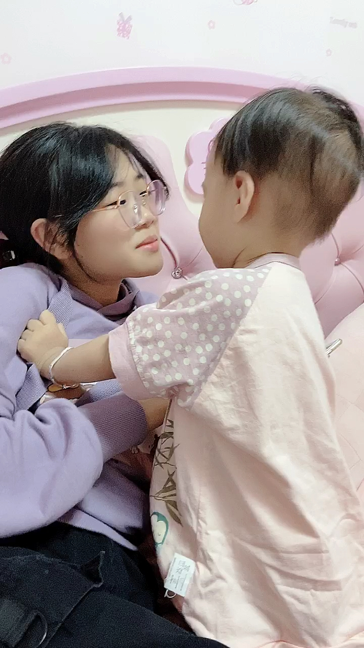 姐弟搞笑#相差十二岁的姐弟,弟弟为了姐姐嘴里的一口吃的也是拼了