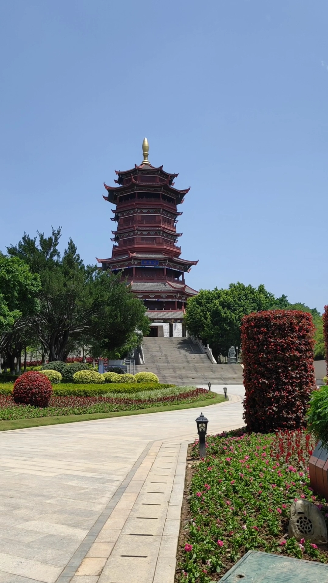 杏林阁高踞一园之上,是园博苑的标志景观