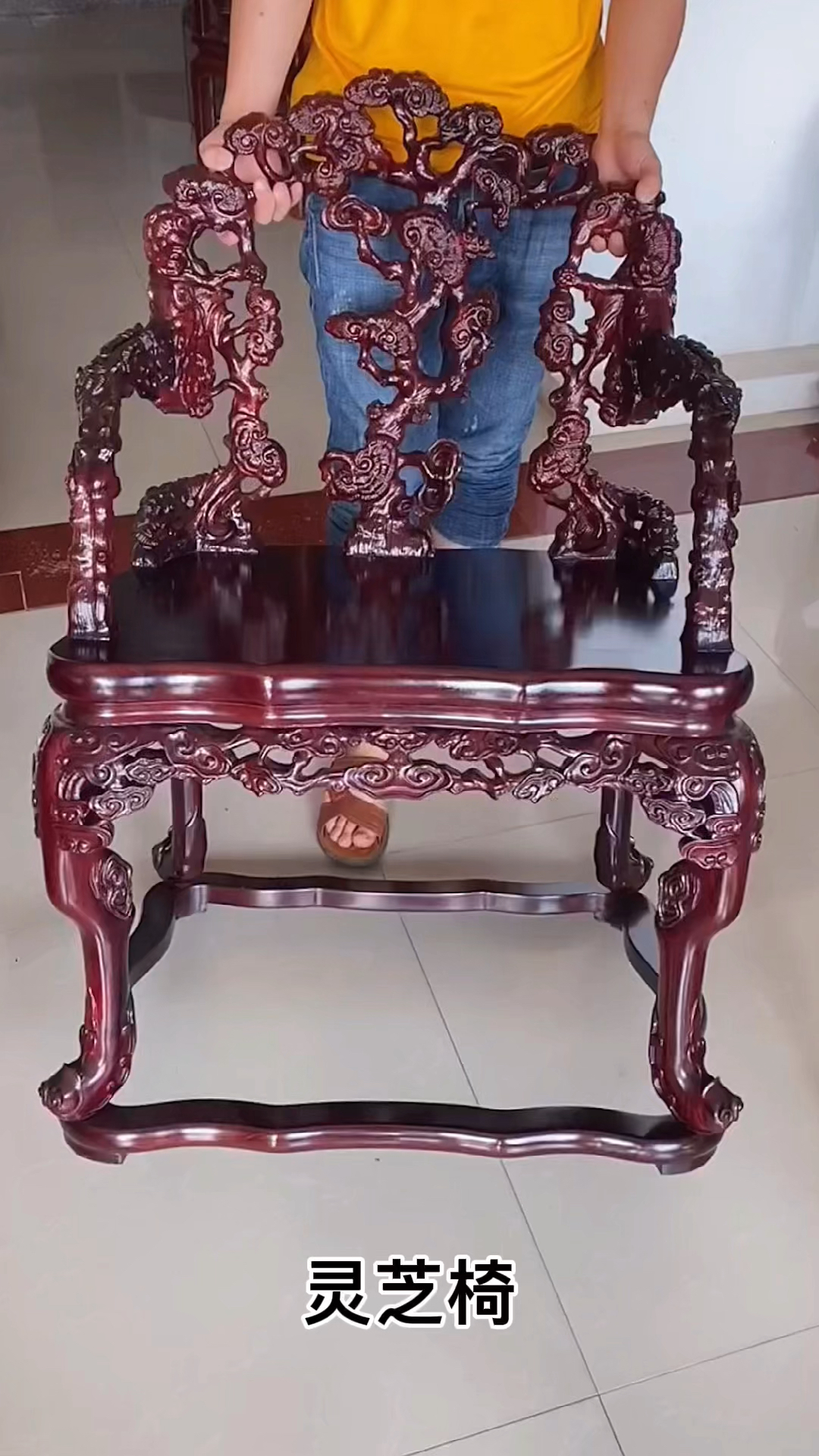古典红木家具历时两个月老师傅纯手工雕刻的灵芝椅栩栩如生