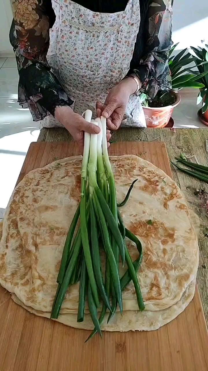 家乡特色美食#二奶整啥都可下狠手了这大饼卷大葱我咋下口啊