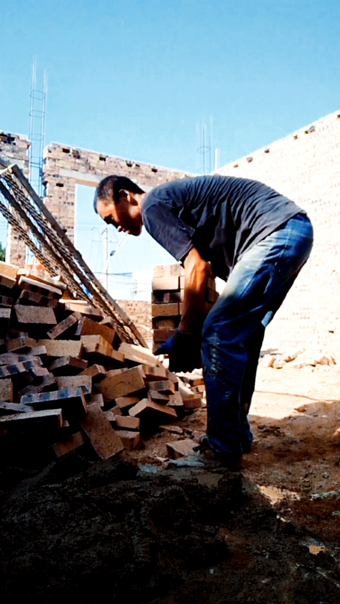 建筑工地#这个工人工地干活一天800你觉得怎么样