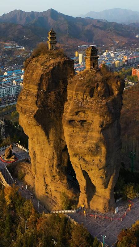 承德双塔山山顶竟然有2个房子距今已经有1300多年历史