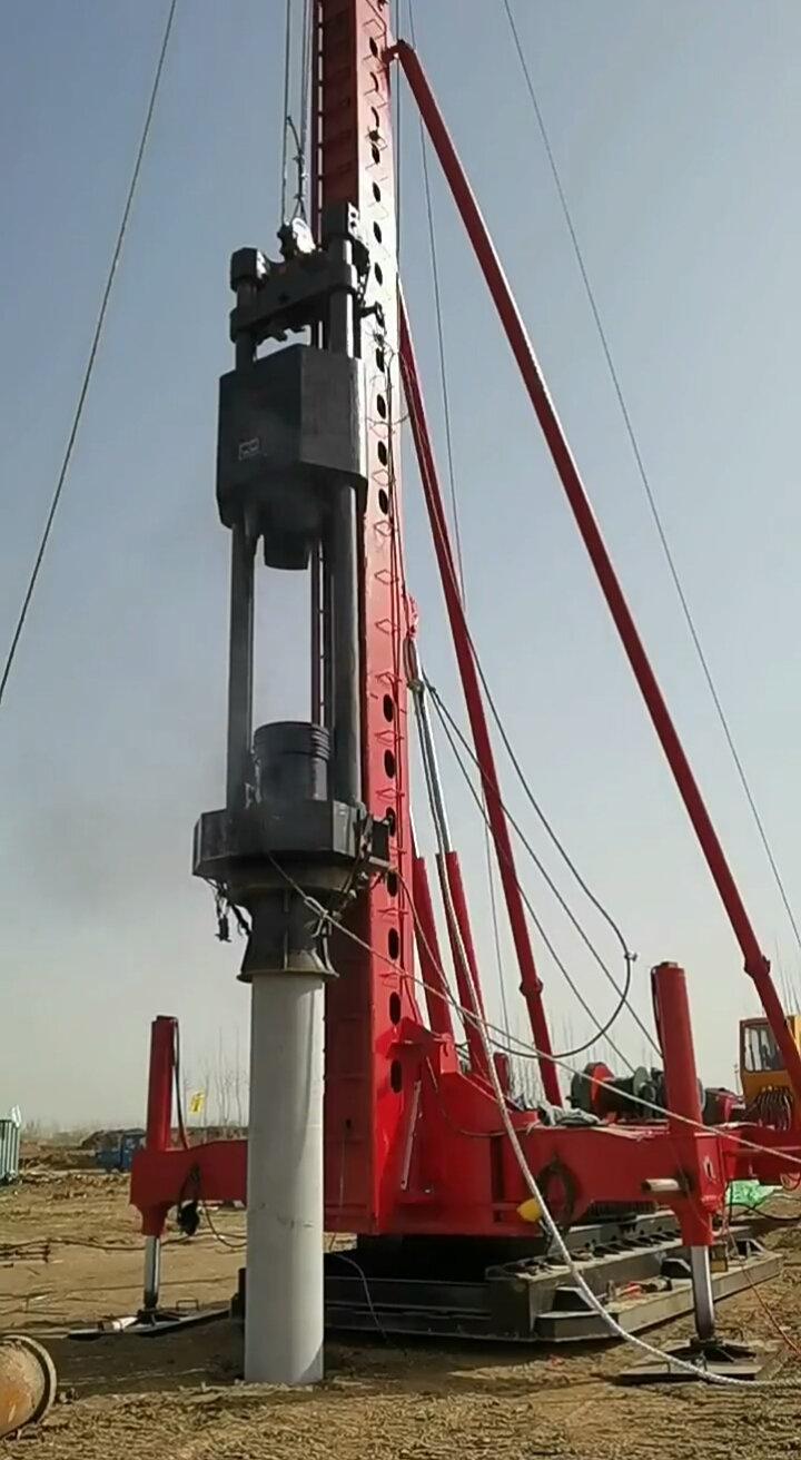 工地实拍#老式柴油桩机作业-度小视