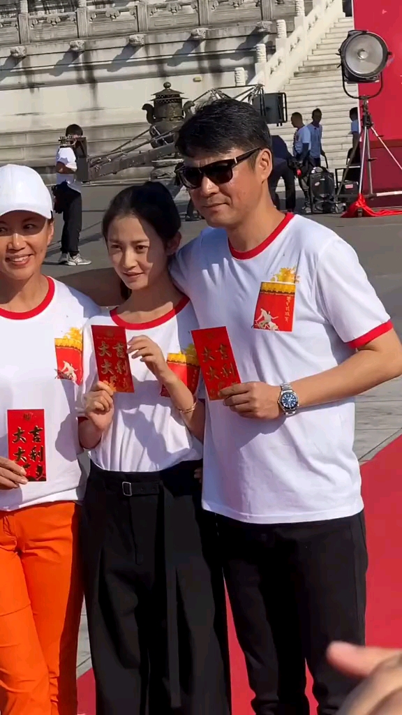 一天五万块钱的女一号陈钰琪新戏开机和导演一起合影,陈钰琪越来越火