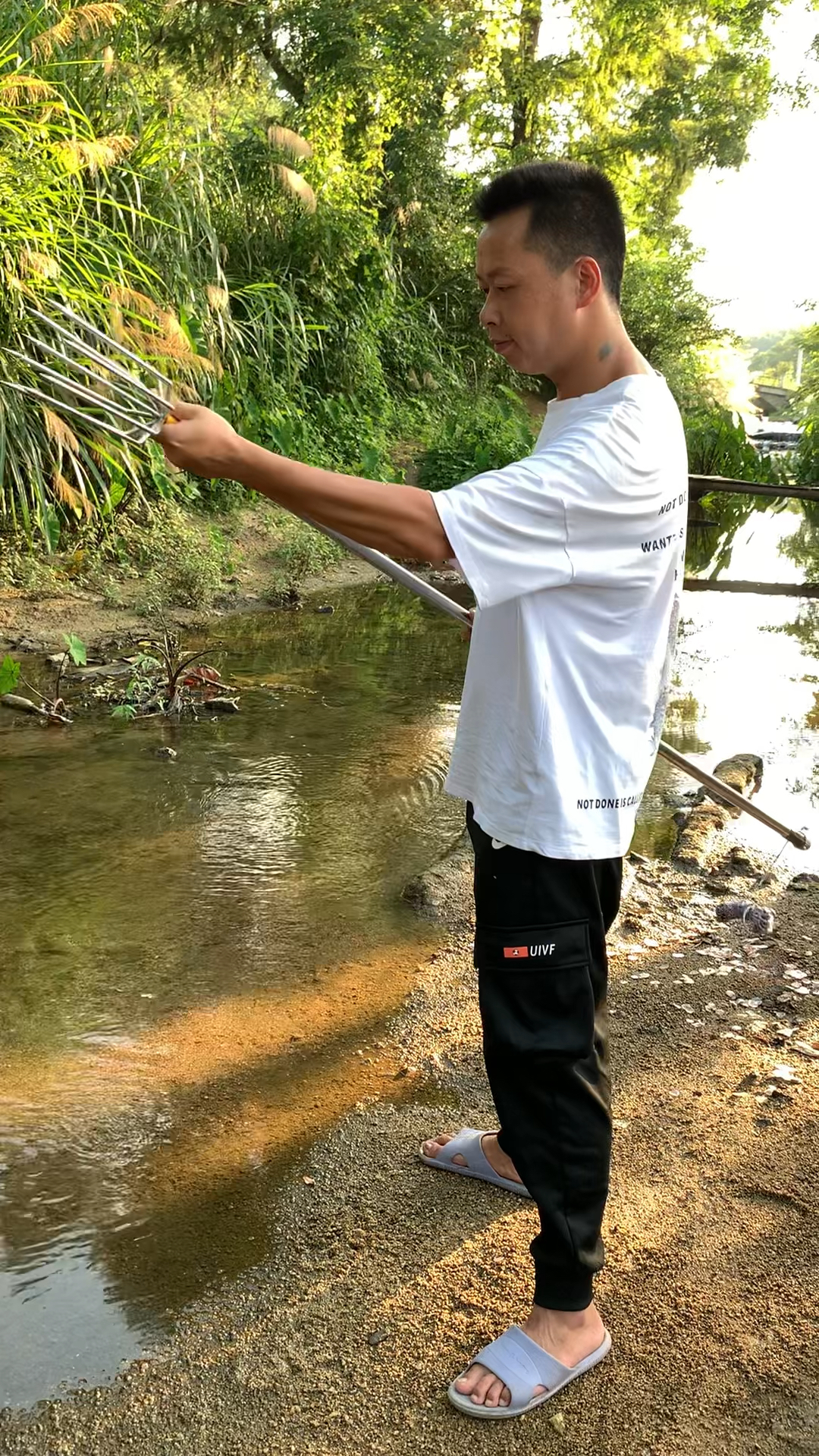 高手在民间农村小伙自制鱼叉从此家里吃鱼就没买过