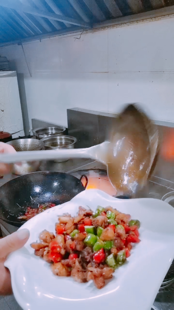 监控下厨师工作#监控下厨师炒菜工作,这个菜可下饭下酒!