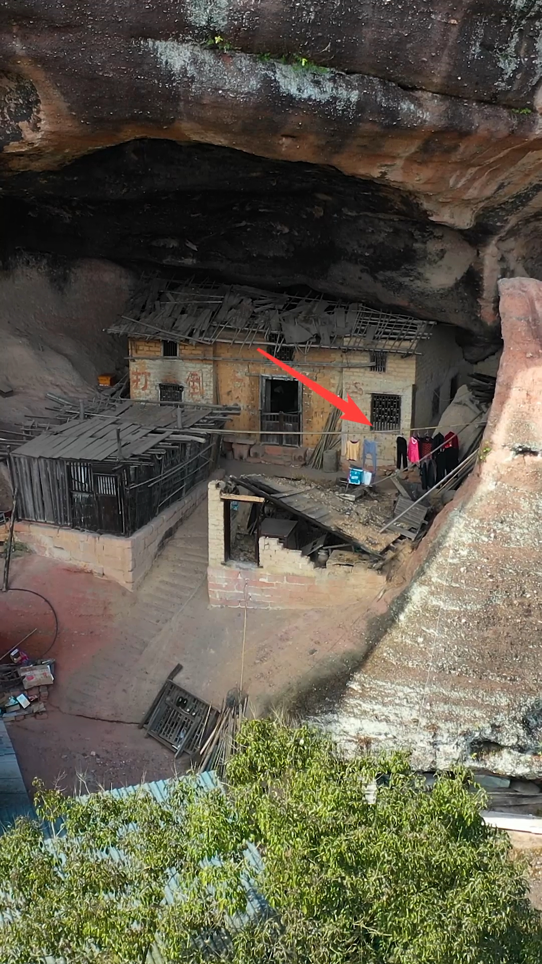 湖南大山里发现一户人家,他家房子竟然建在山洞里,当地人称呼为山洞