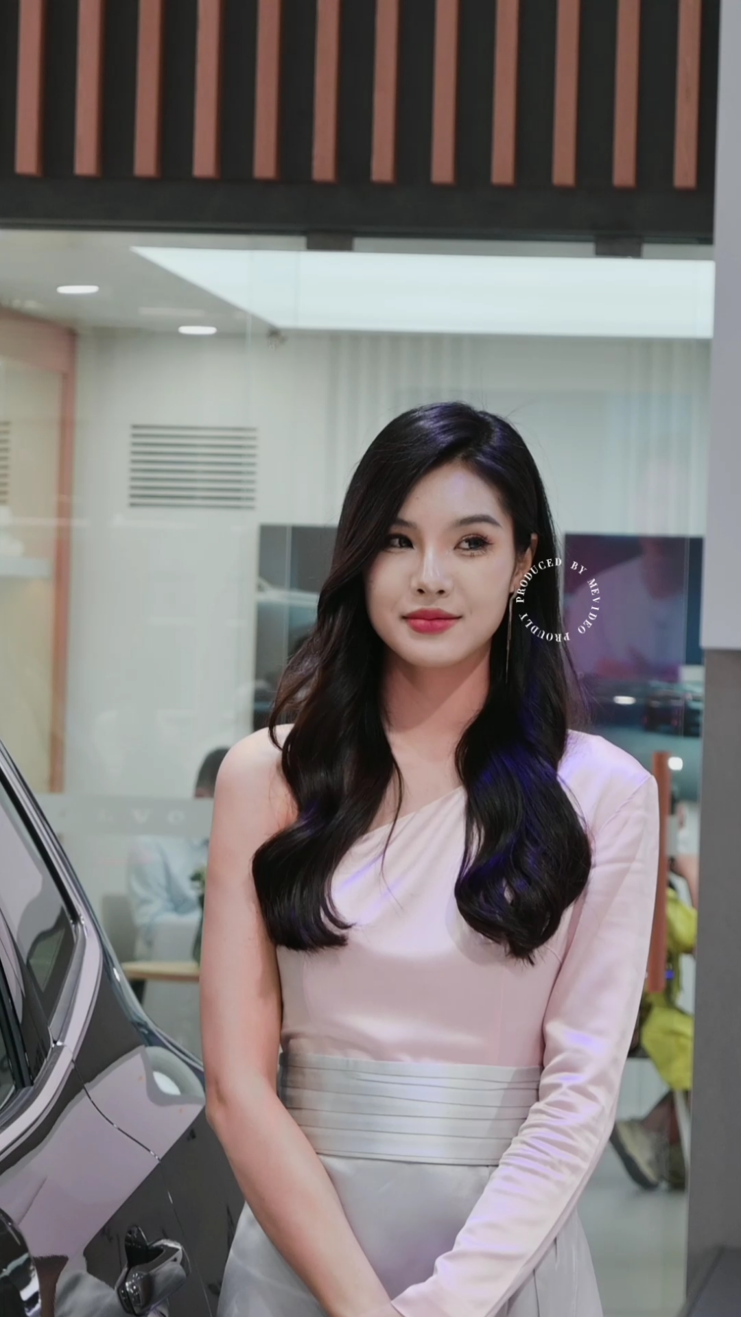 美女车模漂亮的车模小姐姐2022南宁国际车展打卡需要后期美颜的漂亮