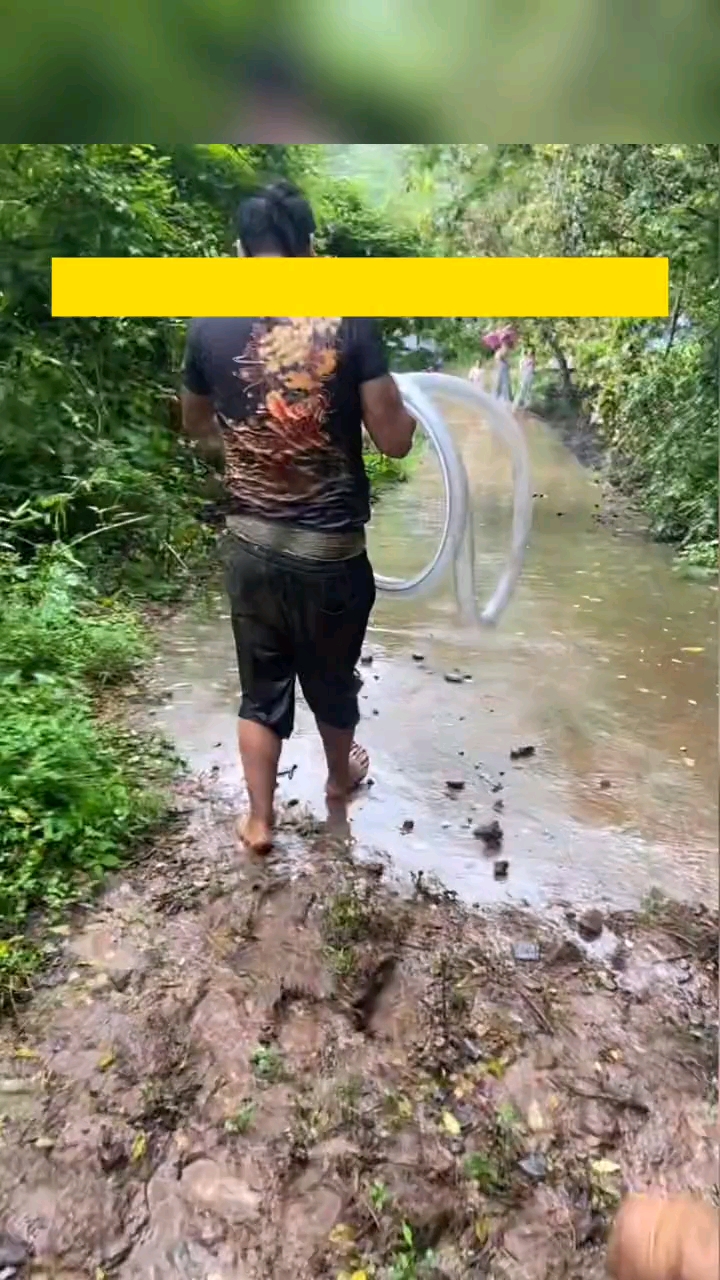 雨天走山路不慎滑倒,纵享丝滑,滑了很远才停下来