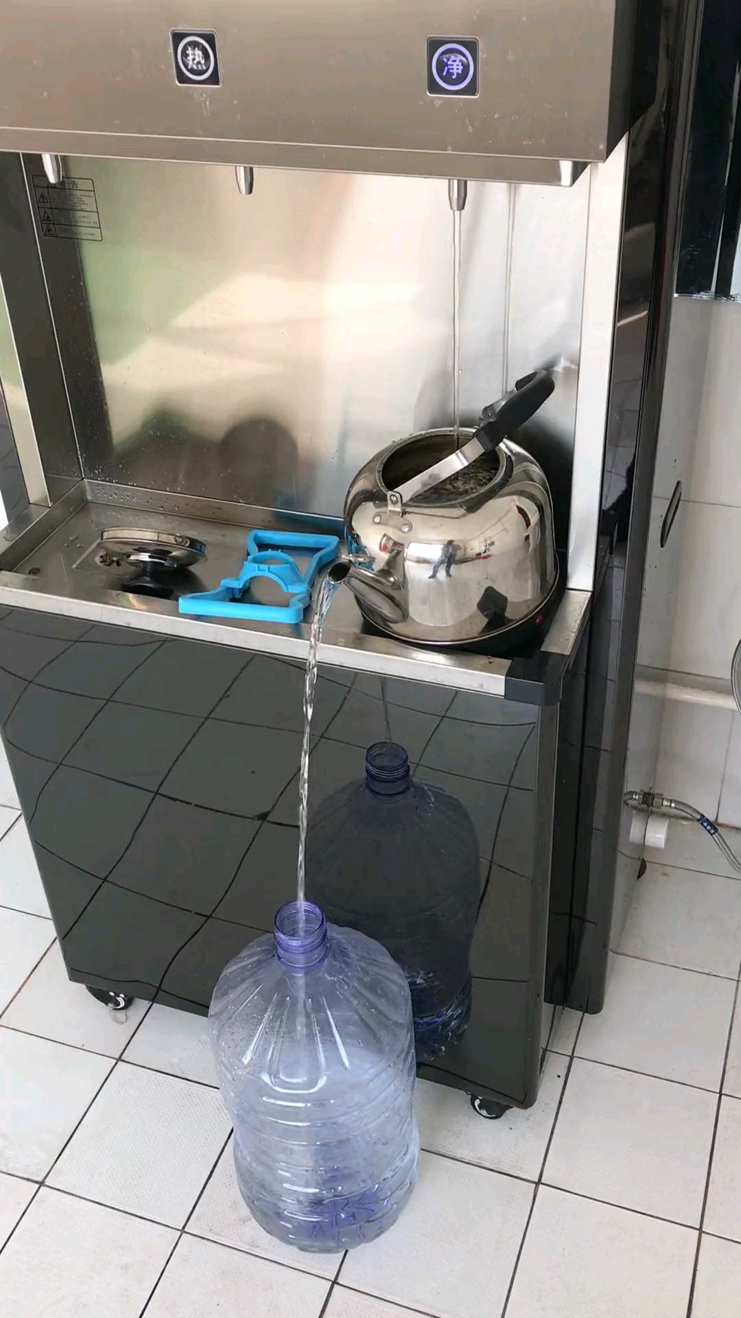 大桶放不进去,利用一壶一桶接水法完美解决