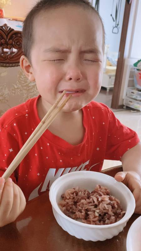 儿子#姥姥姥爷今天回老家,儿子舍不得,吃饭边吃边哭,伤心的我都有点