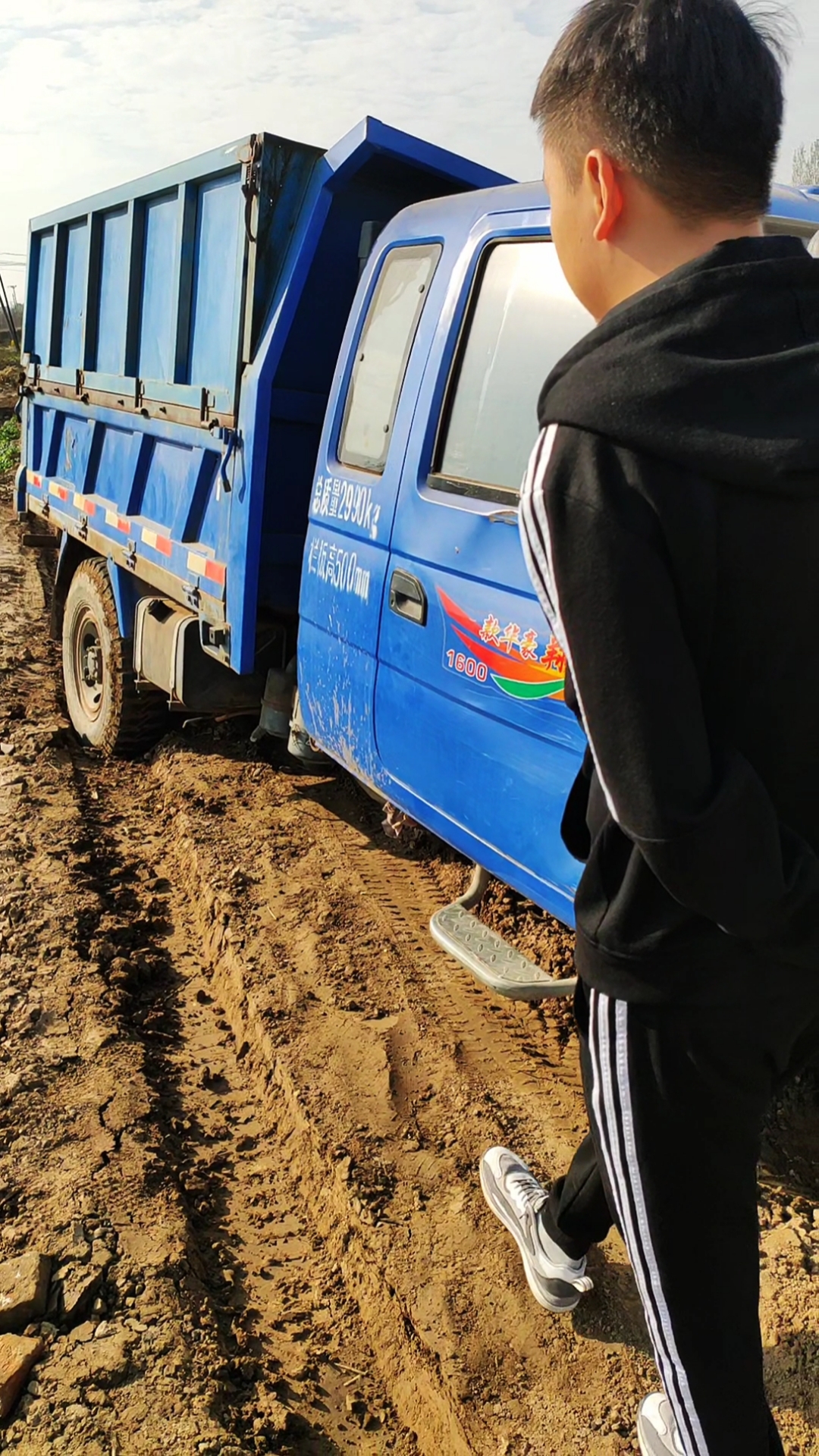 带你看三农农用三轮车陷地了不容易啊