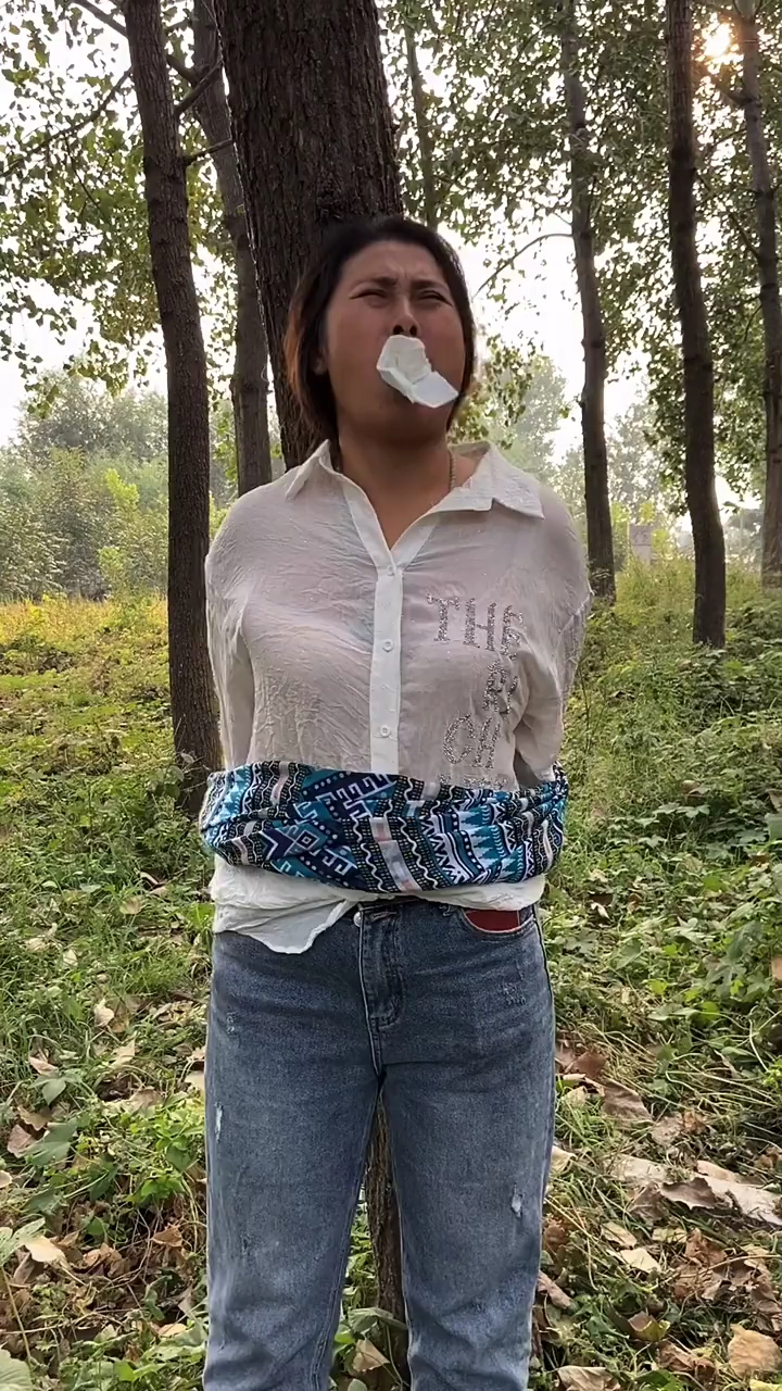 美女被坏人绑架危险时刻一名司机救了美女