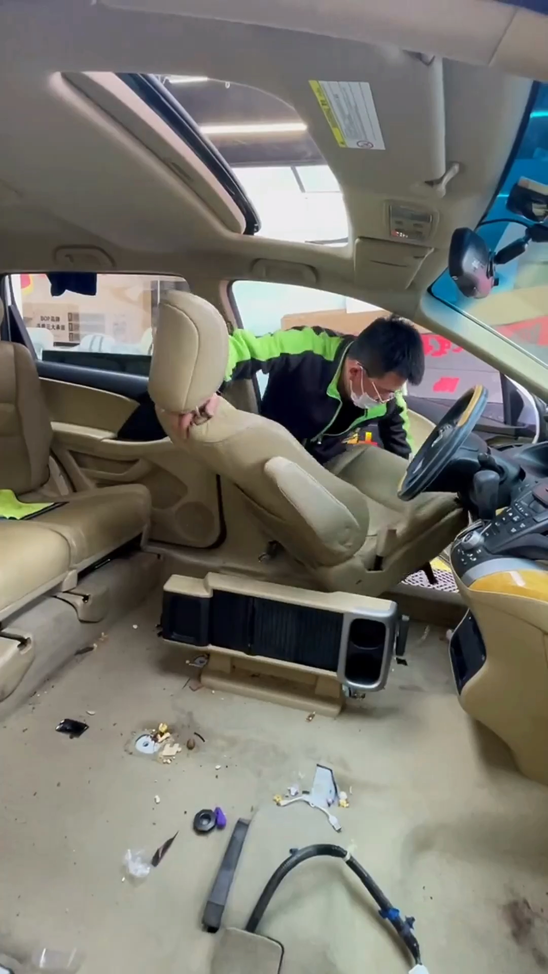 开了5年的本田奥德赛拆座椅内饰清洗,洗完二手车贩看了都眼红!-度小视