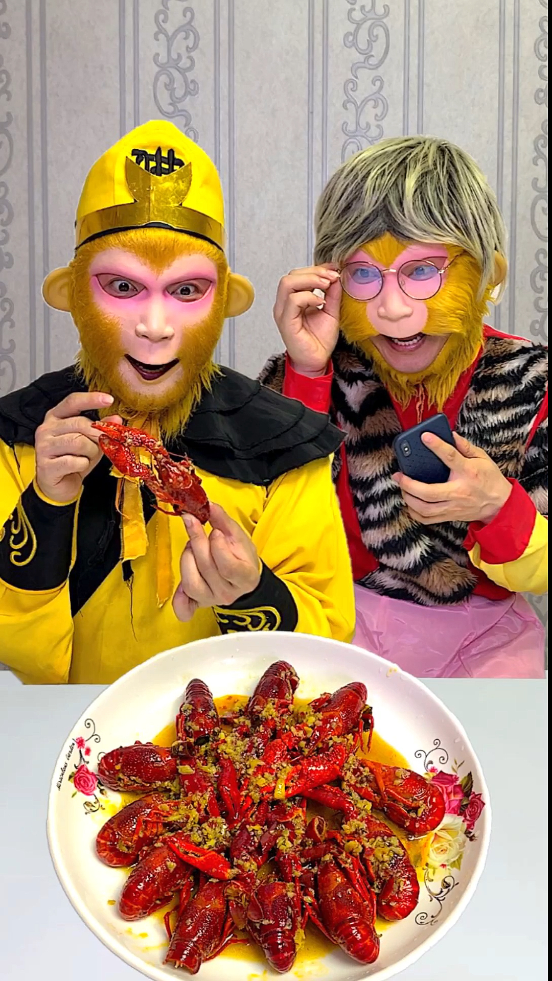 美食#猴哥吃麻辣小龙虾.