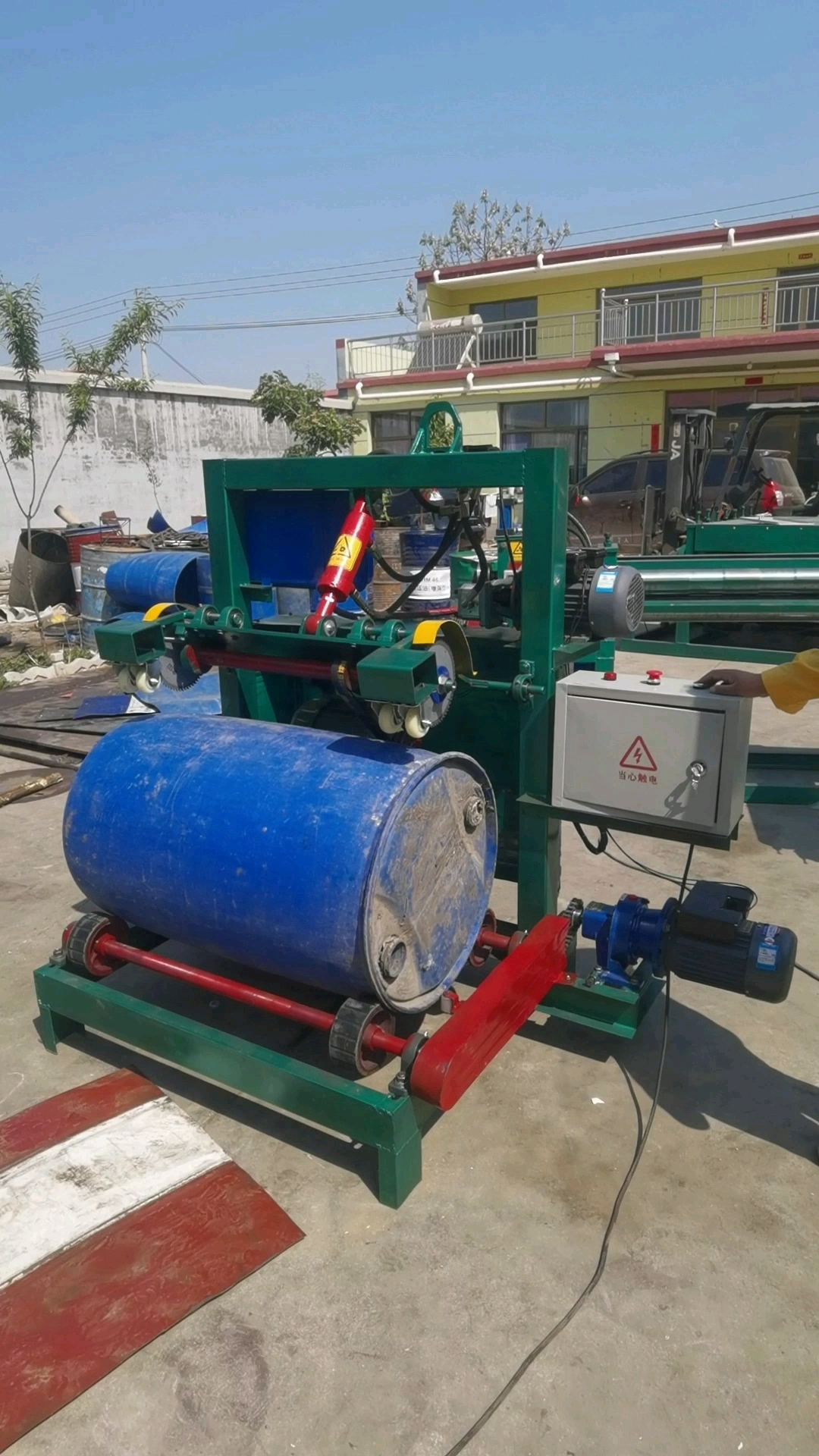 大蓝桶切割机,塑料桶切盖机-度小视