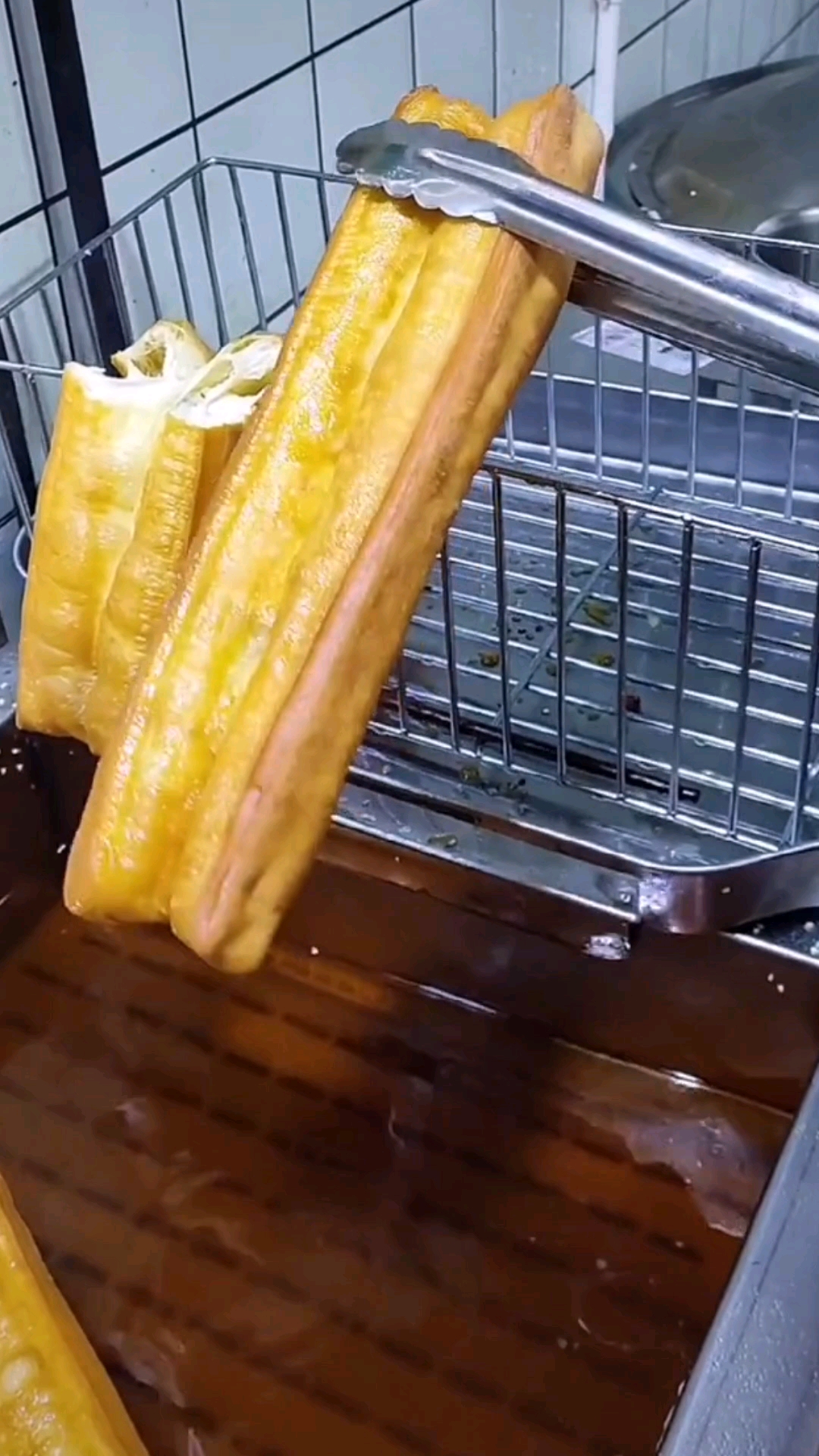 秀出你的拿手菜#油条总是炸不好?试试这个配方