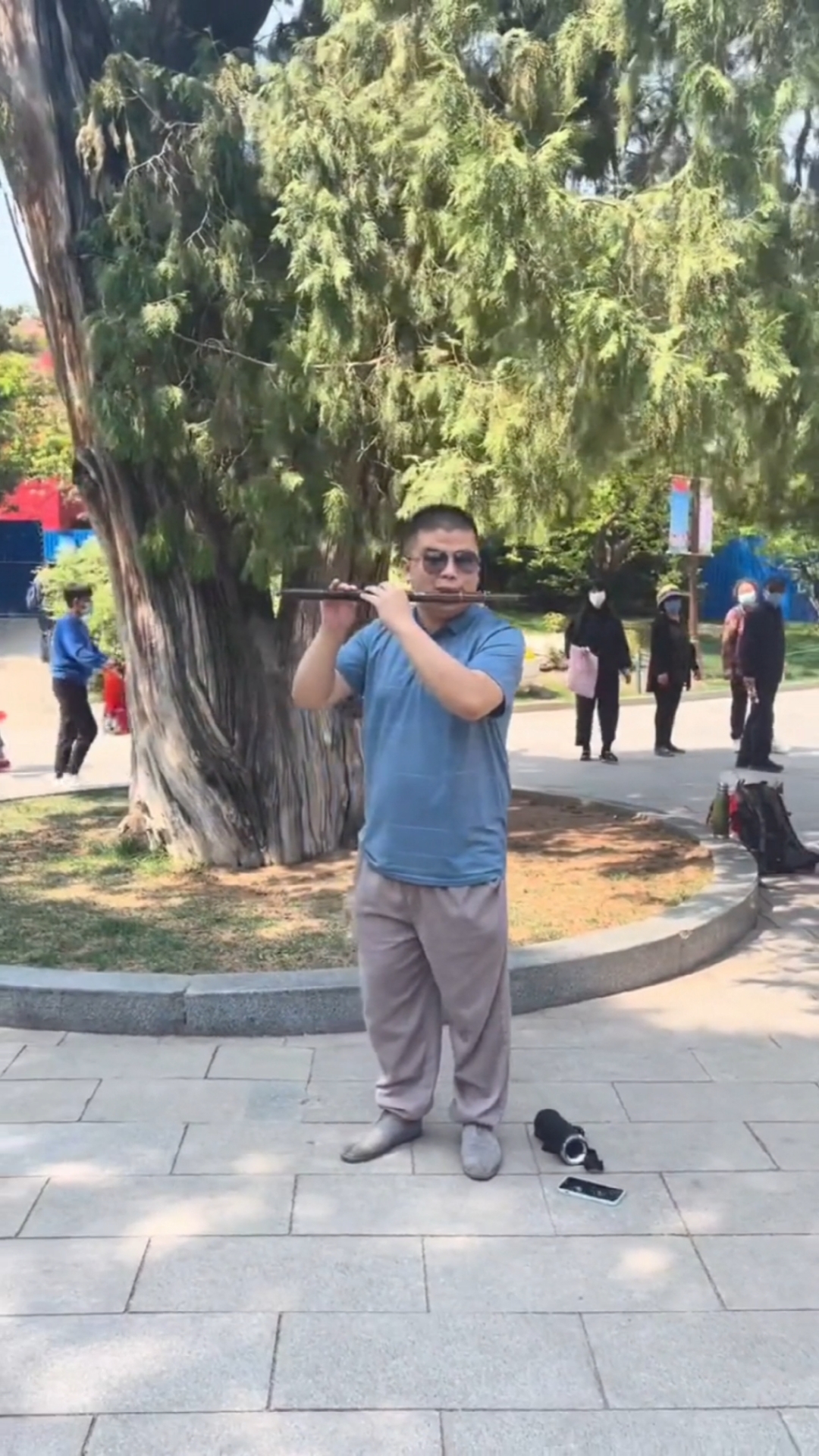 经典音乐#盲人竹笛大师谭伟海在公园吹奏一曲《敢问路在何方》-度小