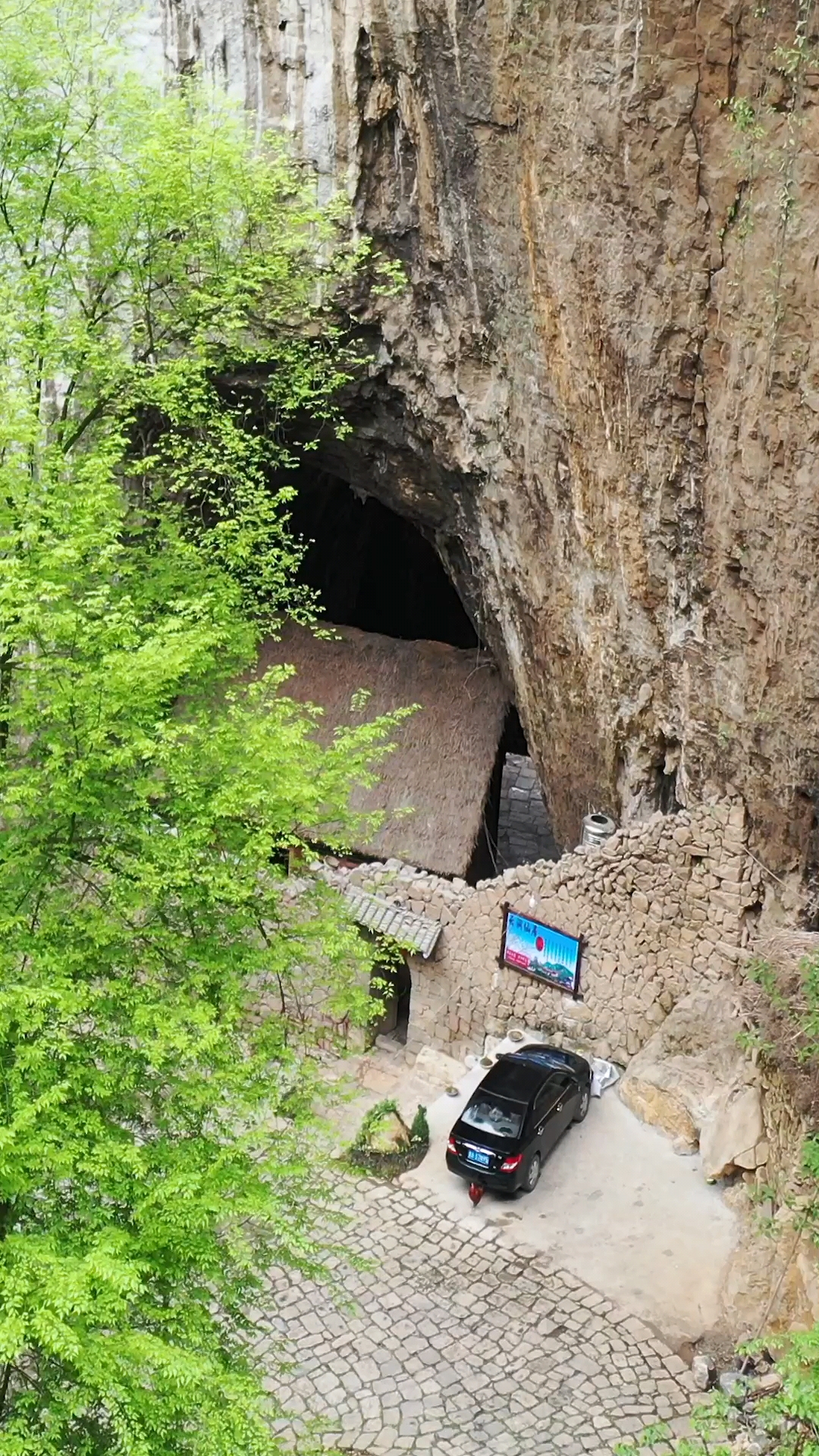 贵州山洞人家图片