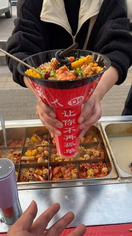 孩子上学了不想再去外地打工,和媳妇儿摆摊做奶茶火锅杯,没想到一出摊