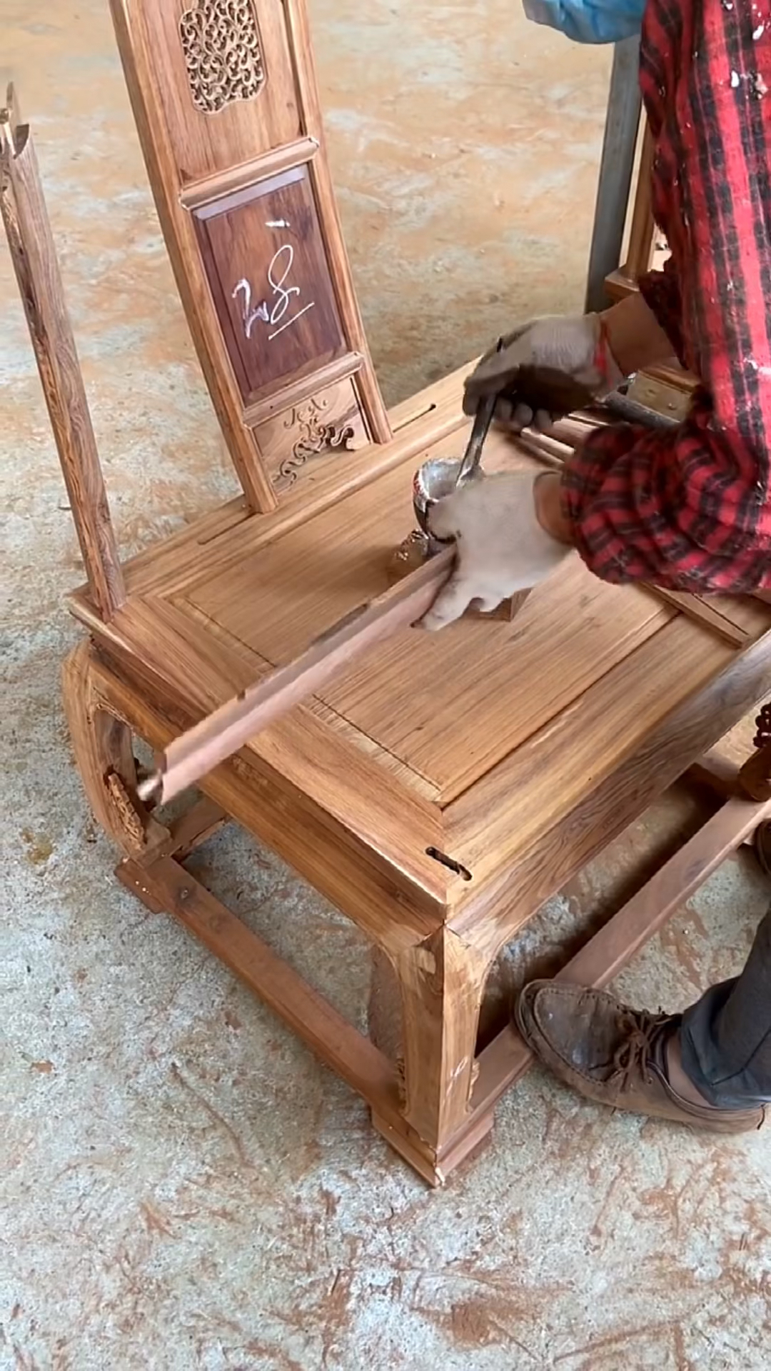 传统家具红木圈椅制作榫卯结构组装器型优美经典耐看