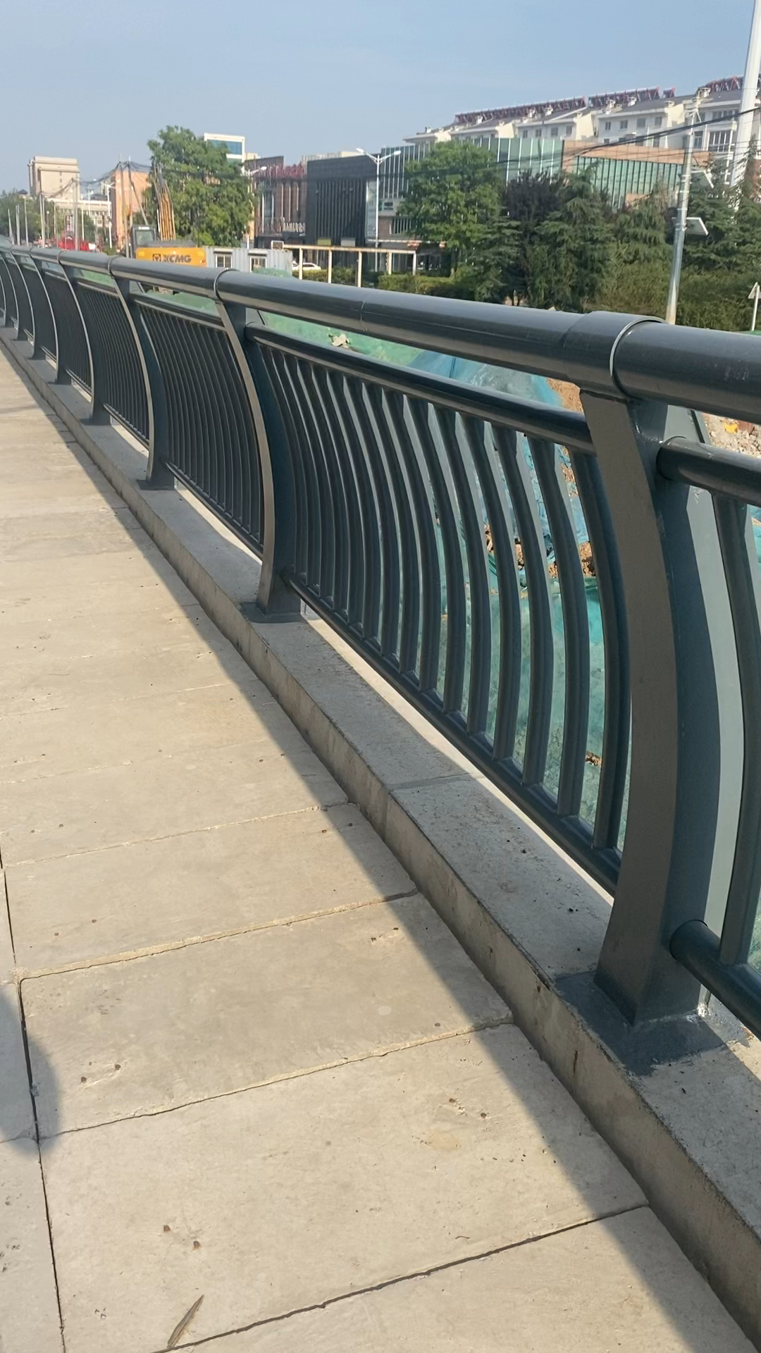 桥梁护栏栏杆人行道护栏栏杆安装现场完工山东亿邦金属制造有限公司