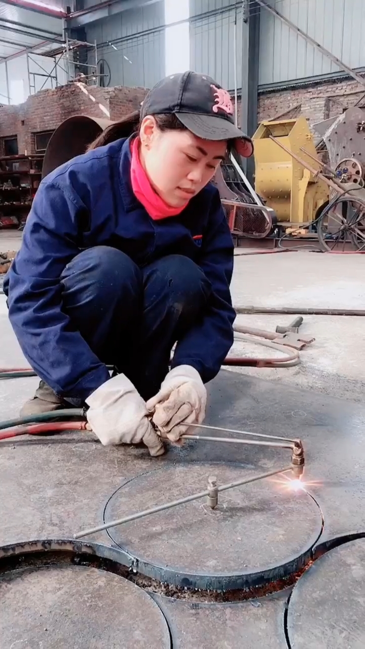 钢筋工#女焊工技术过硬切割钢板无人可敌,大家怎么看