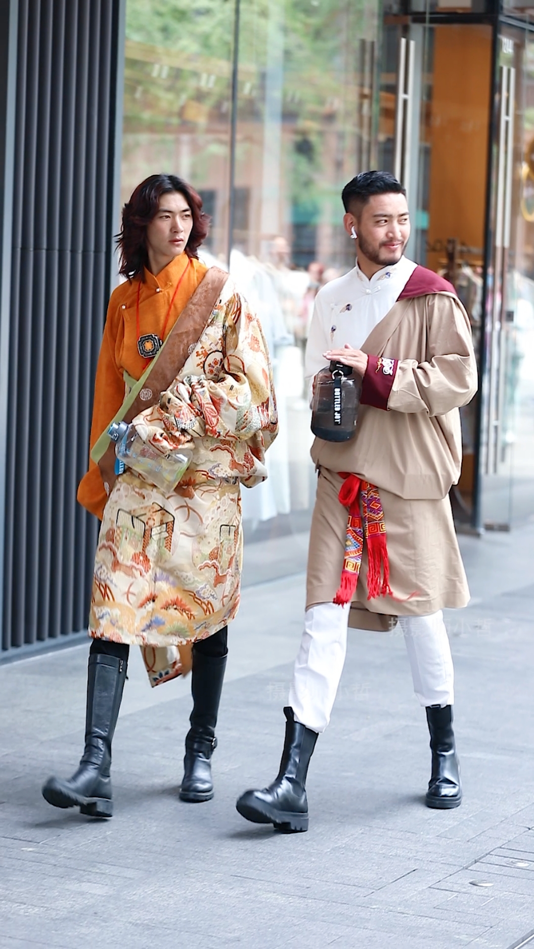 康巴汉子有多帅#康巴汉子盛装进城,只为目睹春熙路的繁华!