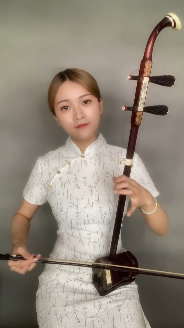 经典老歌#美女二胡拉奏草原歌曲《天边》演奏得悠扬深情,余音袅袅