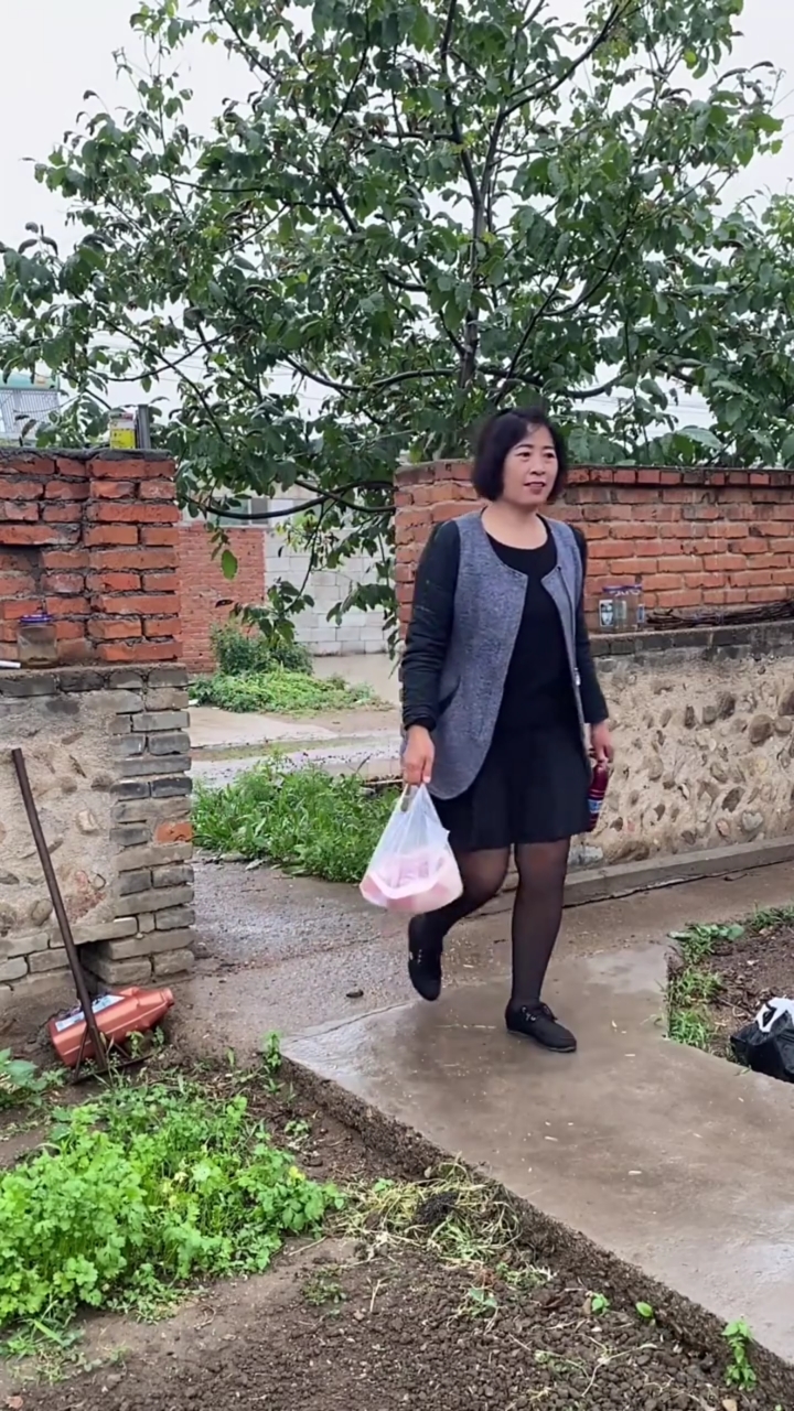 东北大姐到饭点了,今个改善伙食做个红烧肉,再炒两个小菜,蒸个猪血