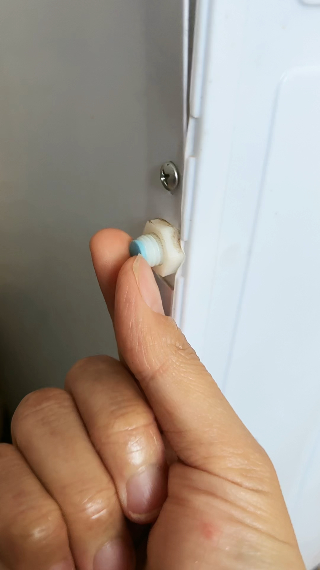 饮水机后面这个洞起什么作用的?