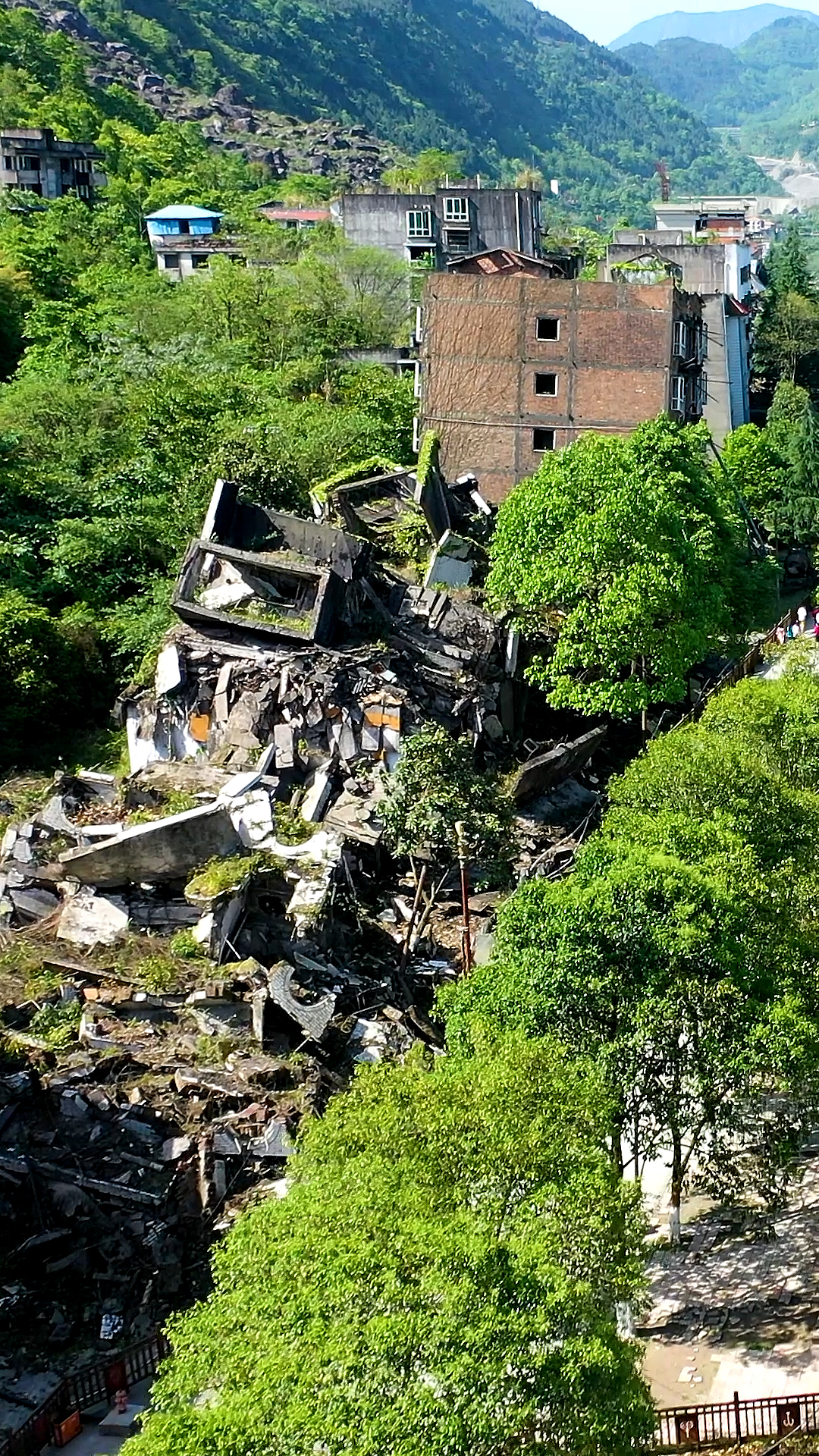 走进四川汶川大地震北川老县城到处都是当年地震留下的废墟