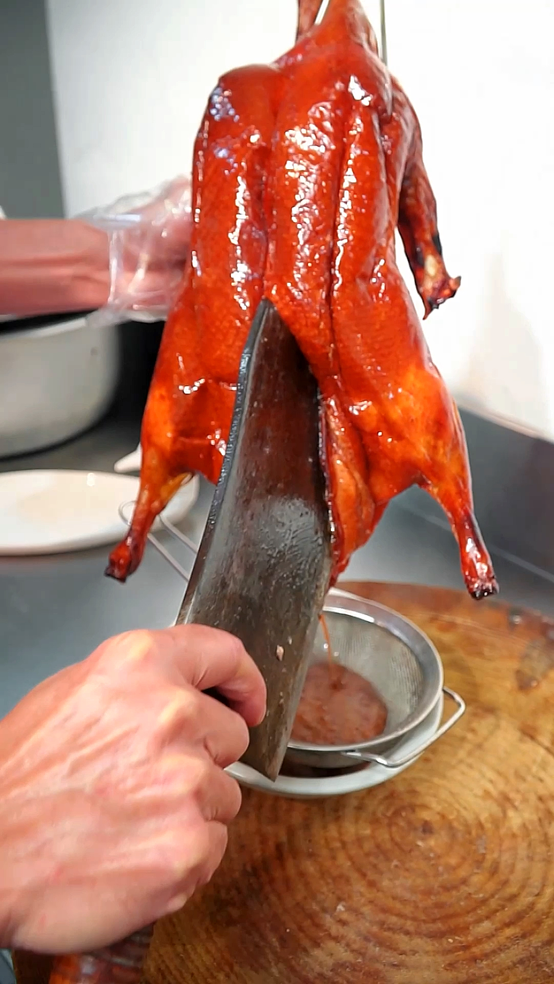 烧腊培训#常用的烧鸭摆盘方法,砍个例牌烧鸭