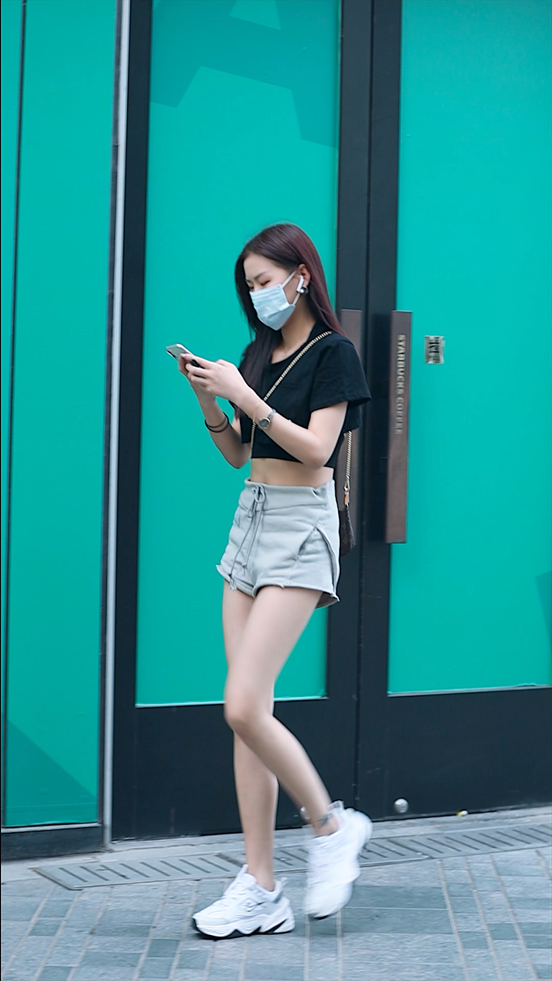 短裤搭配露脐装