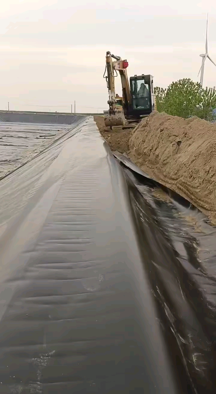 养殖场污水#污水池铺设hdpe土工膜锚固沟回填-度小视