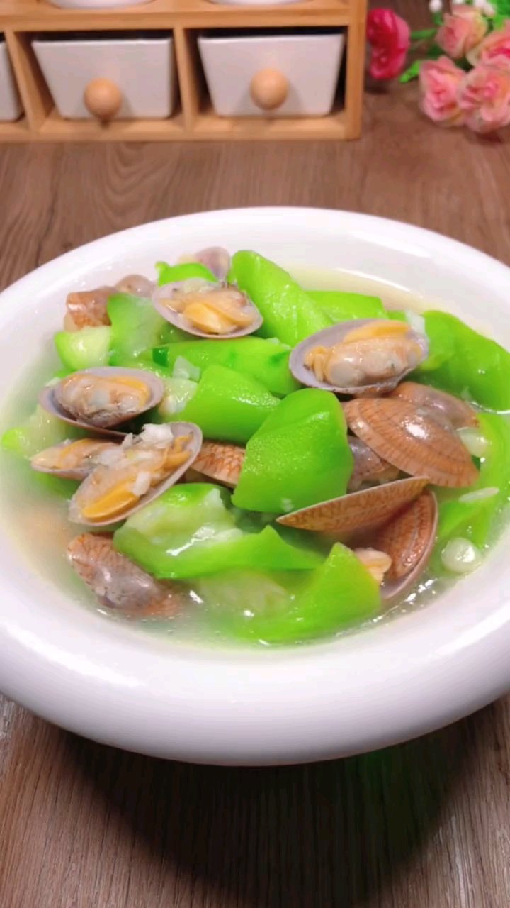 在家做个拿手菜#丝瓜炒花甲你吃过吗,只需简单几步就能吃到美食