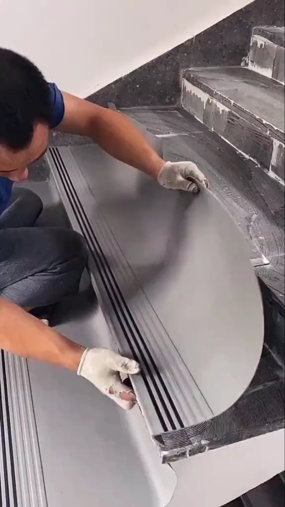 塑胶地板施工视频楼梯踏步安装