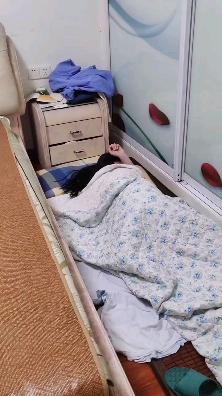 有谁家和我家一样,为了共用一个空调,一家人挤在一个房间睡觉