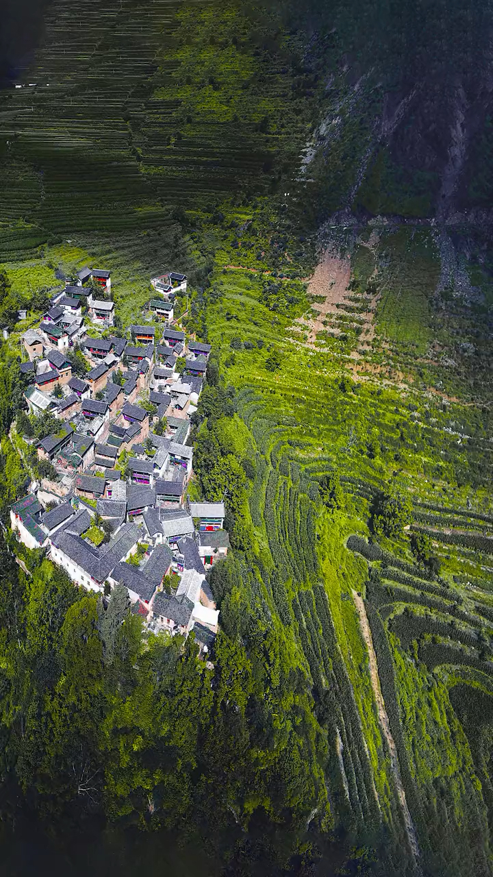 云南大山深处的悬崖村