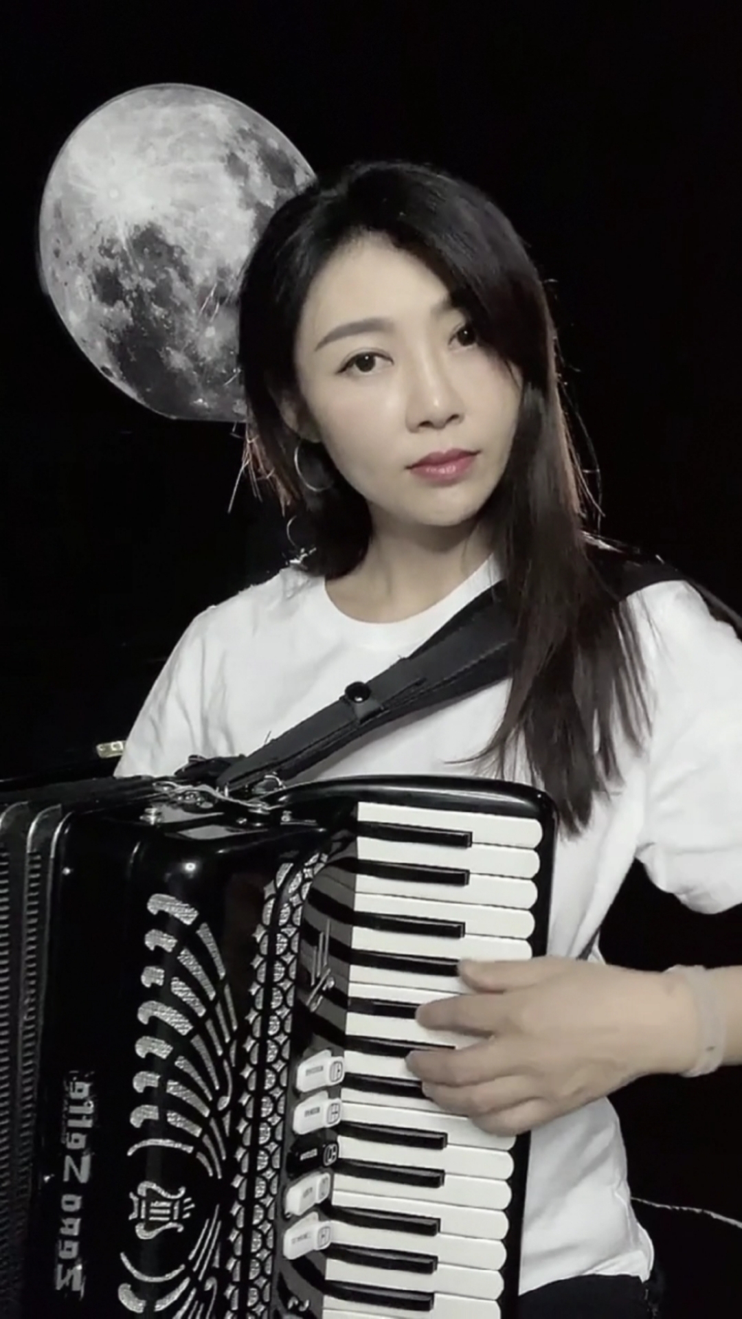 音乐#美女手风琴演奏《只要平凡》-度小视