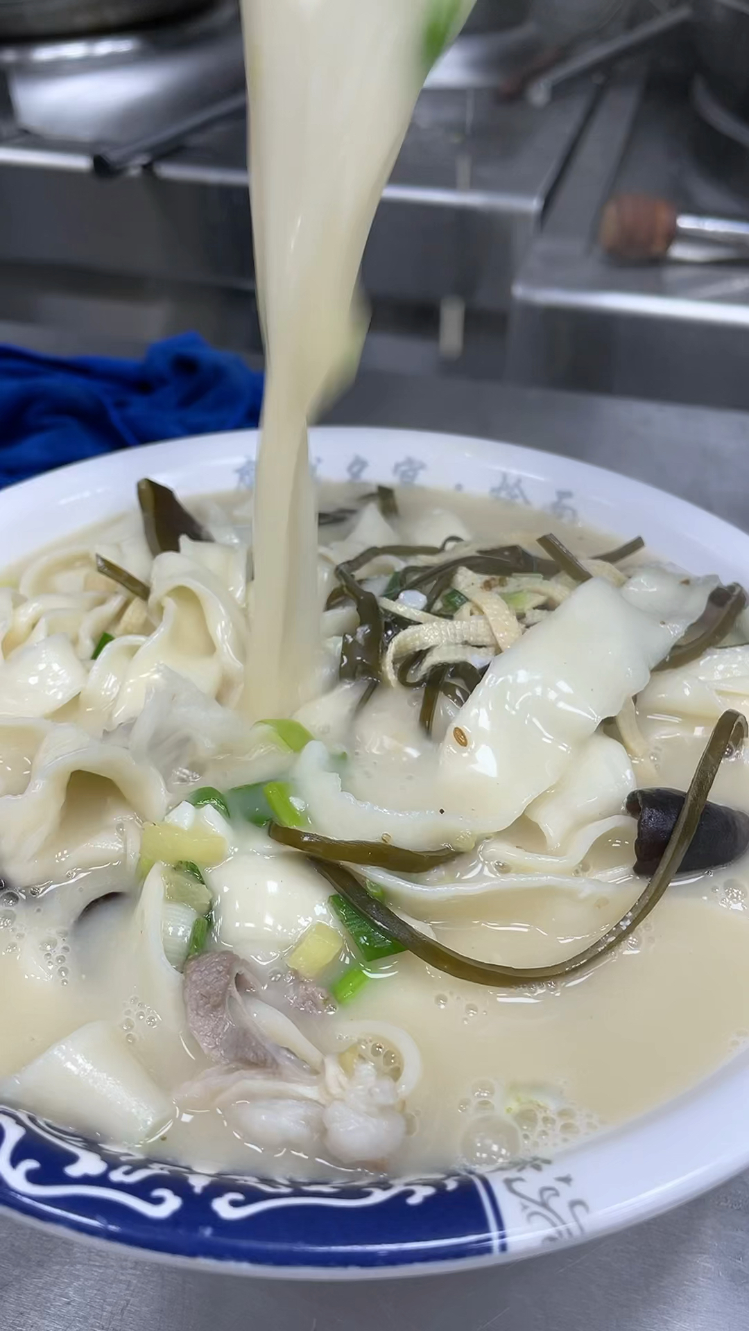 羊汤烩面美食,高钙羊汤熬出来,健康饮食看得见!