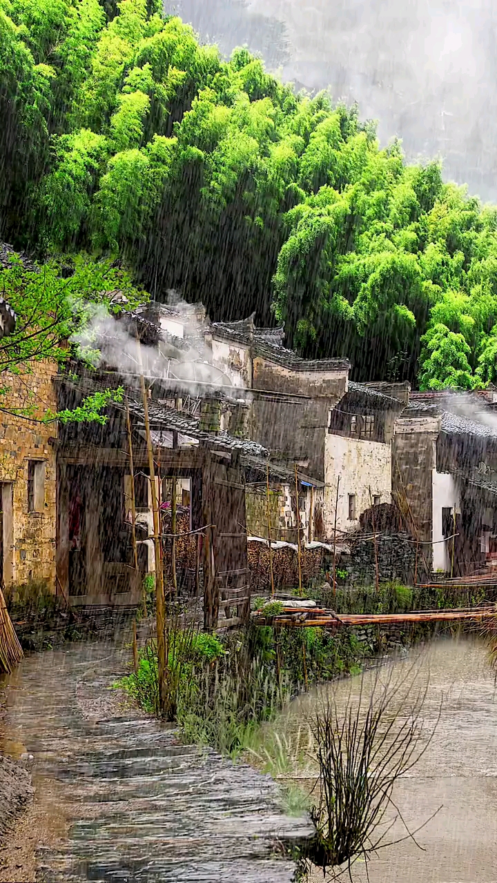 下雨天#农村生活#山村原生态风景#乡愁听雨是一种宣泄,看雨是一种