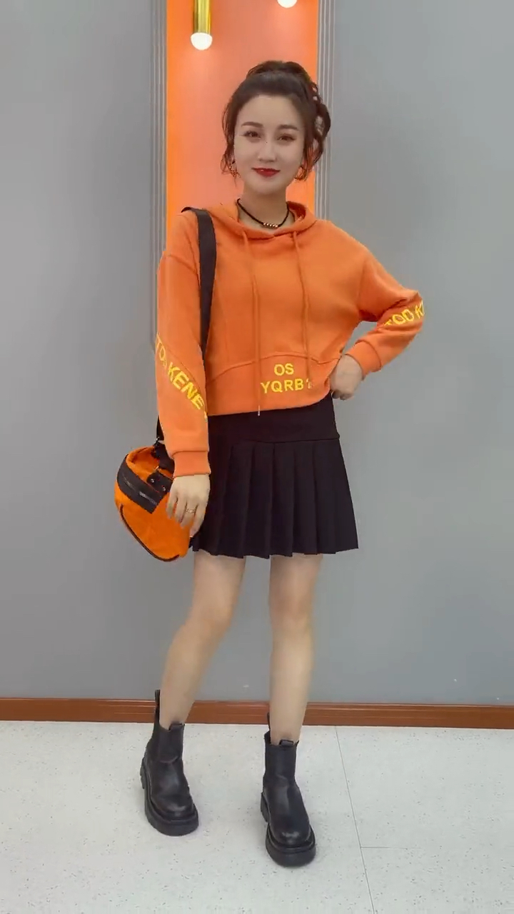 高腰弹力百褶裙搭配短款字母印花连帽卫衣一套洋气减龄-度小视