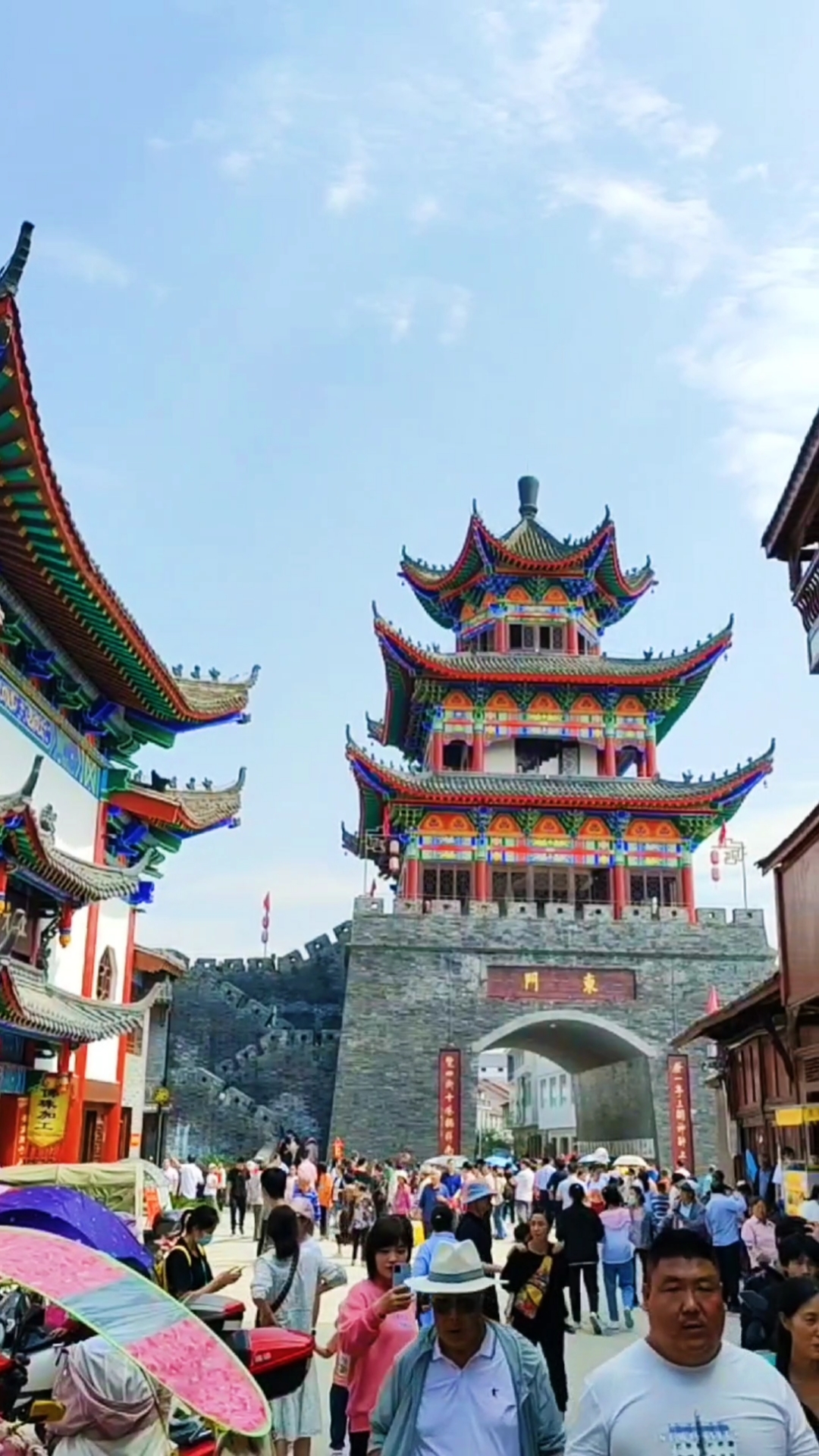 旅游进行时#蓝天白云下的上元观古镇,亭台楼阁,城楼巍峨耸立,游客